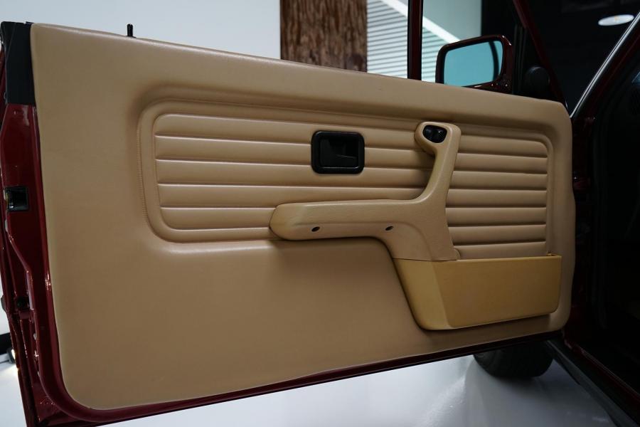 Детали интерьера BMW 325i Convertible (Calypso Red) 1990 года  (фото 133 из 190)